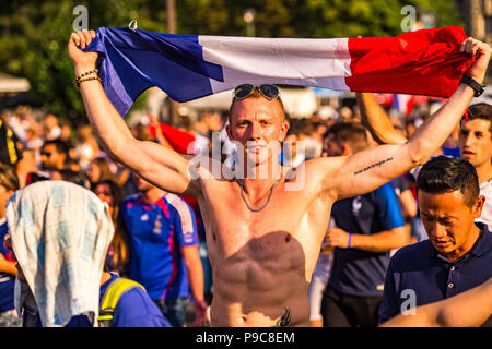 Paris, Frankreich. Am 15. Juli 2018. Große Massen feiern in den Straßen von Paris nach Frankreich gewinnt den 2018 FIFA World Cup Russland. Paris, Frankreich. Stockfoto