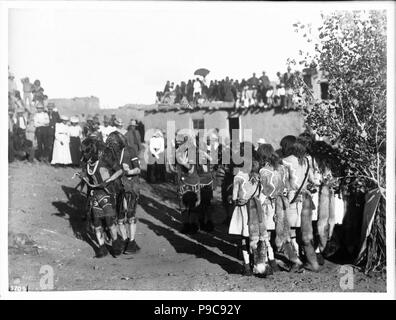 Eine Linie der tanzenden Braves in der Hopi Snake Dance Zeremonie mit Zuschauern, Oraibi, California, Ca. 1898 (CHS-3709). Stockfoto