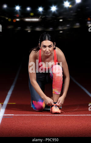 Athlet Mädchen, das versuchte Laufschuhe für das Rennen am Anschluss bereit Stockfoto