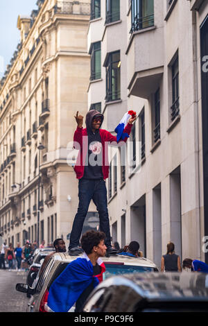 Paris, Frankreich. Am 15. Juli 2018. Große Massen feiern in den Straßen von Paris nach Frankreich gewinnt den 2018 FIFA World Cup Russland. Paris, Frankreich. Stockfoto