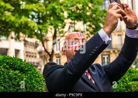 Paris, Frankreich. Am 15. Juli 2018. Große Massen feiern in den Straßen von Paris nach Frankreich gewinnt den 2018 FIFA World Cup Russland. Paris, Frankreich. Stockfoto