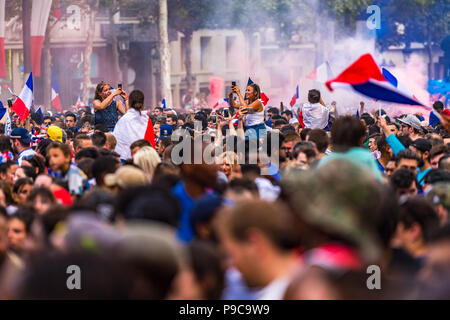 Paris, Frankreich. Am 15. Juli 2018. Große Massen feiern in den Straßen von Paris nach Frankreich gewinnt den 2018 FIFA World Cup Russland. Paris, Frankreich. Stockfoto