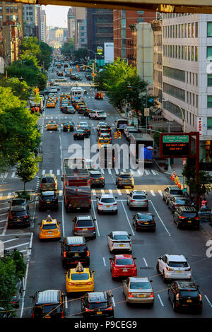 NEW YORK CITY - Jujy 02, 2018: Rush Hour mit Autos und gelbe Taxis - Stau in Manhattan Downtown - Postkarte von New York City mit warmen Sunn Stockfoto