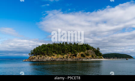 Sinclair Island, Washington USA. Breites Panorama der Insel an einem sonnigen Tag. Stockfoto