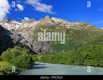 Serpentinenstraße Anschluss an den Alpenpässen Furka und Grimsel in den Schweizer Alpen mit der Rhone im Vordergrund, Europa Stockfoto