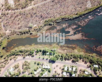 Luftaufnahme von See Jabiru in der trockenen Jahreszeit. Jabiru ist die wichtigste Stadt im Kakadu Nationalpark. Grüne Gras rund um den See. Stockfoto