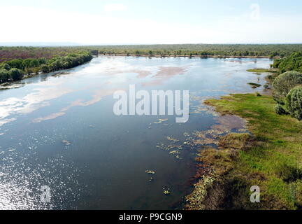 Luftaufnahme von See Jabiru in der trockenen Jahreszeit. Jabiru ist die wichtigste Stadt im Kakadu Nationalpark. Grüne Gras rund um den See. Stockfoto