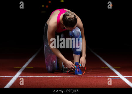 Athlet Mädchen, das versuchte Laufschuhe für das Rennen am Anschluss bereit Stockfoto