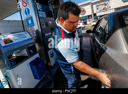 Chevron Tankstelle in Mexiko. Techron. Tankstelle. Benzin, Diesel. Kohlenwasserstoffe, Mischung, Erdöl, Destillation, Kraftstoff, Verbrennung Stockfoto