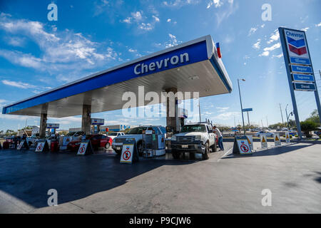 Chevron Tankstelle in Mexiko. Techron. Tankstelle. Benzin, Diesel. Kohlenwasserstoffe, Mischung, Erdöl, Destillation, Kraftstoff, Verbrennung Stockfoto