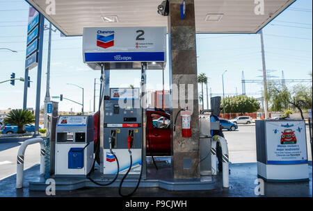 Chevron Tankstelle in Mexiko. Techron. Tankstelle. Benzin, Diesel. Kohlenwasserstoffe, Mischung, Erdöl, Destillation, Kraftstoff, Verbrennung Stockfoto