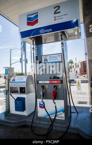 Chevron Tankstelle in Mexiko. Techron. Tankstelle. Benzin, Diesel. Kohlenwasserstoffe, Mischung, Erdöl, Destillation, Kraftstoff, Verbrennung Stockfoto