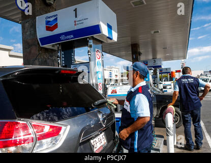 Chevron Tankstelle in Mexiko. Techron. Tankstelle. Benzin, Diesel. Kohlenwasserstoffe, Mischung, Erdöl, Destillation, Kraftstoff, Verbrennung Stockfoto