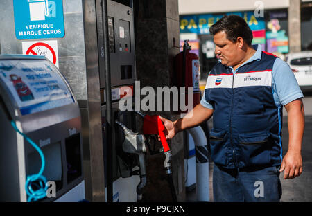 Chevron Tankstelle in Mexiko. Techron. Tankstelle. Benzin, Diesel. Kohlenwasserstoffe, Mischung, Erdöl, Destillation, Kraftstoff, Verbrennung Stockfoto