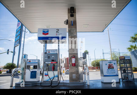 Chevron Tankstelle in Mexiko. Techron. Tankstelle. Benzin, Diesel. Kohlenwasserstoffe, Mischung, Erdöl, Destillation, Kraftstoff, Verbrennung Stockfoto