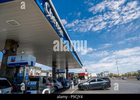 Chevron Tankstelle in Mexiko. Techron. Tankstelle. Benzin, Diesel. Kohlenwasserstoffe, Mischung, Erdöl, Destillation, Kraftstoff, Verbrennung Stockfoto