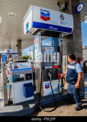 Chevron Tankstelle in Mexiko. Techron. Tankstelle. Benzin, Diesel. Kohlenwasserstoffe, Mischung, Erdöl, Destillation, Kraftstoff, Verbrennung Stockfoto