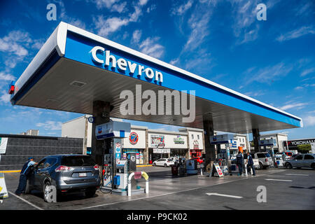 Chevron Tankstelle in Mexiko. Techron. Tankstelle. Benzin, Diesel. Kohlenwasserstoffe, Mischung, Erdöl, Destillation, Kraftstoff, Verbrennung Stockfoto