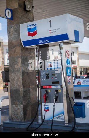 Chevron Tankstelle in Mexiko. Techron. Tankstelle. Benzin, Diesel. Kohlenwasserstoffe, Mischung, Erdöl, Destillation, Kraftstoff, Verbrennung Stockfoto