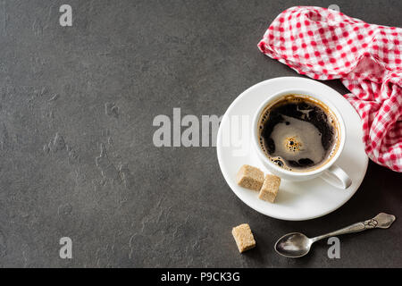 Tasse Kaffee auf konkreten Hintergrund mit Kopie Platz für Text. Business, Frühstück, Kaffeepause Konzept Stockfoto