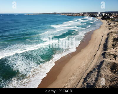 Vogelperspektive von Wanda und Cronulla Beach (Sydney, Australien) auf einem sonnigen, aber kalten Tag im Winter. Stockfoto