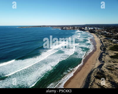 Vogelperspektive von Wanda und Cronulla Beach (Sydney, Australien) auf einem sonnigen, aber kalten Tag im Winter. Stockfoto