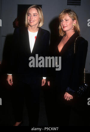 CULVER CITY, CA - 18. März: (L-R) Schauspielerin Sharon Stone und Schwester Kelly Stein teilnehmen Screening von "Basic Instinct" am 18. März 1992 bei Sony Studios in Culver City, Kalifornien. Foto von Barry King/Alamy Stock Foto Stockfoto