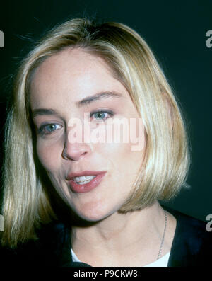 CULVER CITY, CA - 18. März: Schauspielerin Sharon Stone besucht Screening von "Basic Instinct" am 18. März 1992 bei Sony Studios in Culver City, Kalifornien. Foto von Barry King/Alamy Stock Foto Stockfoto