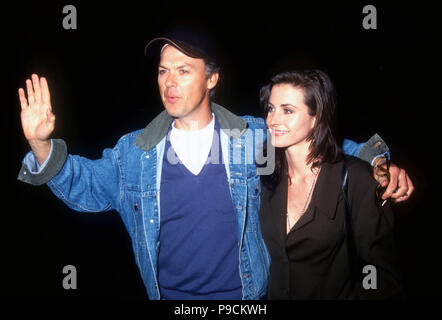 CULVER CITY, CA - 18. März: (L-R) Schauspieler Michael Keaton und Schauspielerin Courteney Cox teilnehmen Screening von "Basic Instinct" am 18. März 1992 bei Sony Studios in Culver City, Kalifornien. Foto von Barry King/Alamy Stock Foto Stockfoto