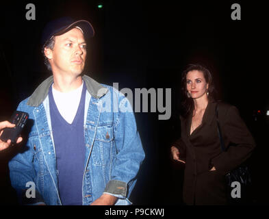 CULVER CITY, CA - 18. März: (L-R) Schauspieler Michael Keaton und Schauspielerin Courteney Cox teilnehmen Screening von "Basic Instinct" am 18. März 1992 bei Sony Studios in Culver City, Kalifornien. Foto von Barry King/Alamy Stock Foto Stockfoto