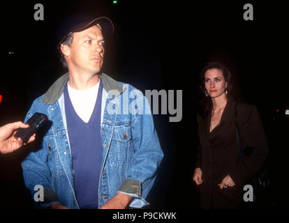 CULVER CITY, CA - 18. März: (L-R) Schauspieler Michael Keaton und Schauspielerin Courteney Cox teilnehmen Screening von "Basic Instinct" am 18. März 1992 bei Sony Studios in Culver City, Kalifornien. Foto von Barry King/Alamy Stock Foto Stockfoto