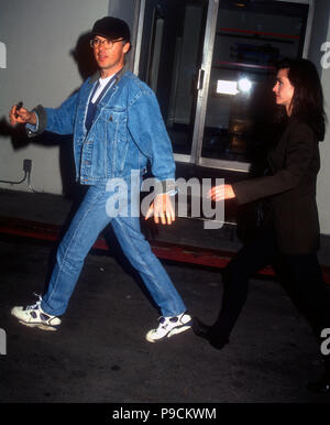 CULVER CITY, CA - 18. März: (L-R) Schauspieler Michael Keaton und Schauspielerin Courteney Cox teilnehmen Screening von "Basic Instinct" am 18. März 1992 bei Sony Studios in Culver City, Kalifornien. Foto von Barry King/Alamy Stock Foto Stockfoto