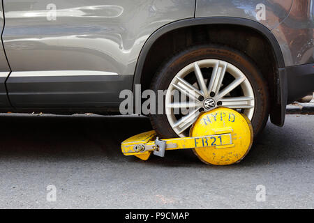 Ein Parkboot oder eine Radklemme an einem Reifen eines Autos. Stockfoto
