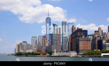 Die Skyline von Battery Park City und Lower Manhattan an einem sonnigen Tag, New York, NY. Stockfoto