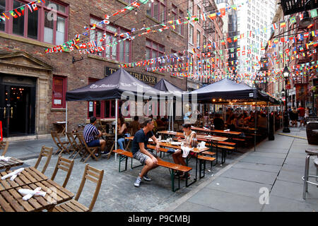 Picknicktische setup für Essen im Freien auf der Stone Street in Lower Manhattan, New York, NY. Stockfoto
