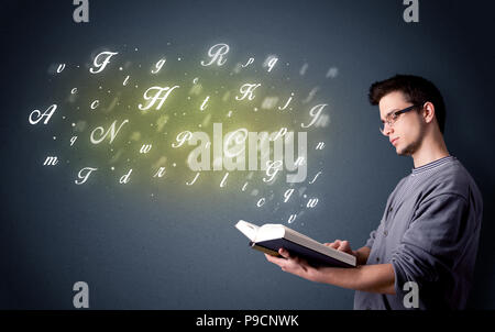 Lässige junge Mann mit Buch mit glänzenden Buchstaben fliegen aus Es Stockfoto