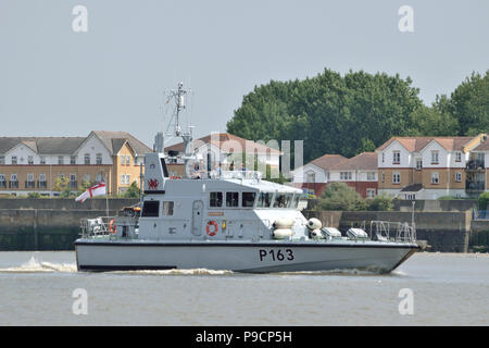 Royal Navy küstennahe Patrol Schiff HMS Express leitet die Themse nach London Stockfoto