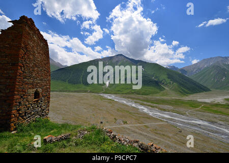 Schöne Truso Truso Schlucht in der Nähe der Kazbegi Stadt in den Bergen des Kaukasus, Zakagori Festung, Geprgia Stockfoto