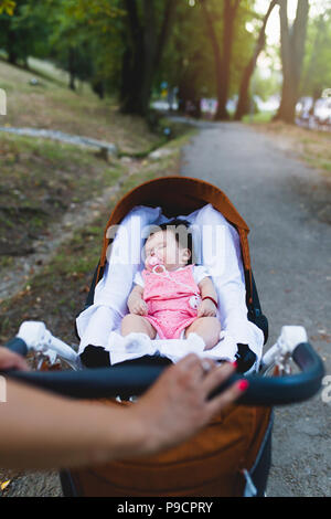 Schöne Mädchen, draußen schlafend im Kinderwagen. Stockfoto