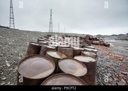 Fässern an einer verlassenen russischen Arktis Station, Nowaja Semlja Stockfoto