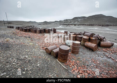 Fässern an einer verlassenen russischen Arktis Station, Nowaja Semlja Stockfoto