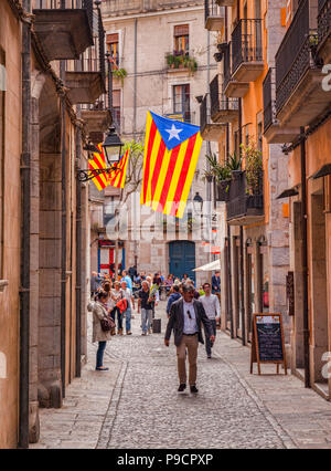 Flagge von Katalonien Fliegen in einer Seitenstraße von Girona, Katalonien, Spanien. Stockfoto