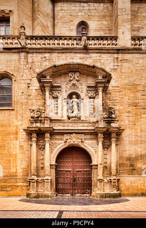 Die Tür der Concatedral de Santa María de la Redonda, Logrono, La Rioja, Spanien. Stockfoto