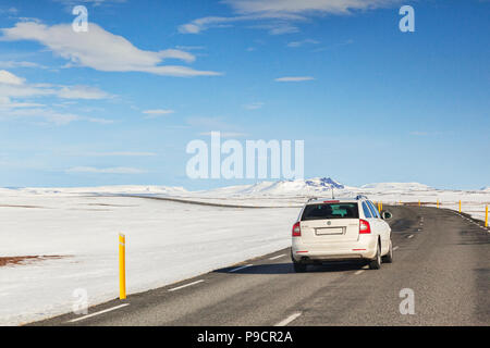 12. April 2018: North East Island - Auto reisen Island Ring Road, im Nordosten des Landes, an einem schönen Frühlingstag. Stockfoto