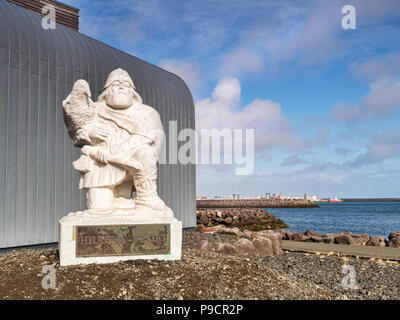 18. April 2018: Keflavik Iceand - Statue von floki Vilgerdarson, der erste Mann absichtlich nach Island zu segeln, in der Welt der Wikinger Museum. Stockfoto