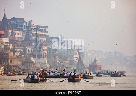 Boote bei Sonnenaufgang auf dem Ganges in Varanasi, Indien Stockfoto