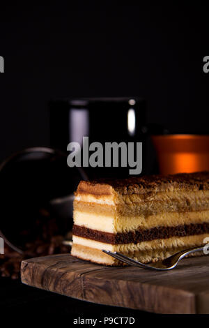 Tiramisu Torte fotografiert am Stand, Studio, Gloucestershire - 21.09.2017 Bild von Carl Hewlett Stockfoto