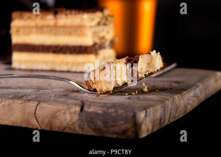 Tiramisu Torte fotografiert am Stand, Studio, Gloucestershire - 21.09.2017 Bild von Carl Hewlett Stockfoto