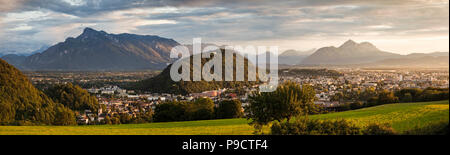 Salzburg, in den österreichischen Alpen, Österreich, Europa bei Sonnenuntergang - Panoramablick auf die Skyline der Stadt Stockfoto