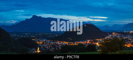 Panoramablick auf die Stadt Salzburg und den Kapuzinerberg, in den österreichischen Alpen, Österreich, Europa bei Dämmerung/Nacht Stockfoto